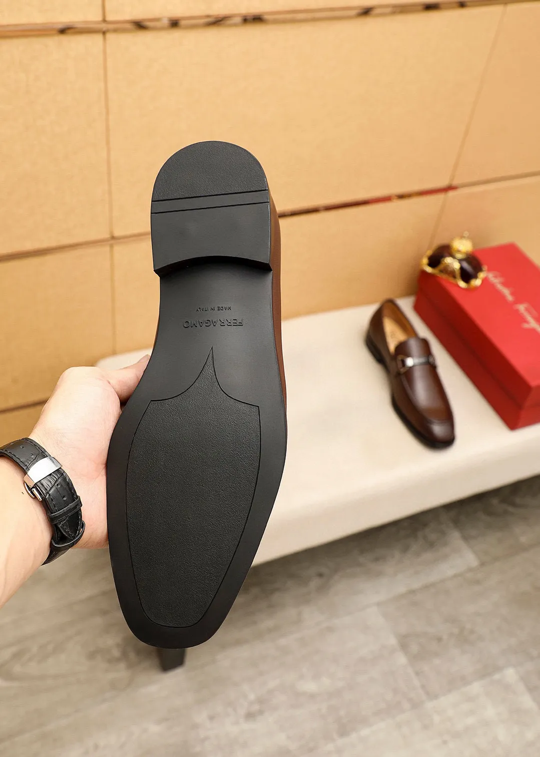 Men's shoes💰460💰 Product trademark: Ferragamo "Ferragamo" casual leather shoes Regular size: 38-44 (45🉑️customized) Product materials: Selected imported first-layer calfskin upper + luxury hardware buckle, imported water-dyed cow leather lining. Strong three-dimensional visual effect, original outsole Color: 3⃣️colors available